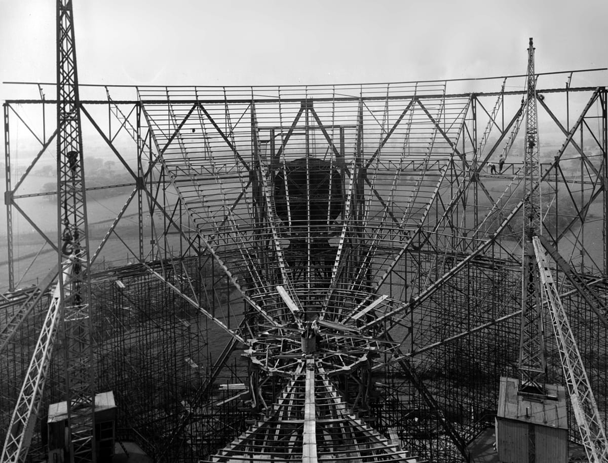 Photo: Jodrell Bank, University of Manchester @ Wikimedia Commons