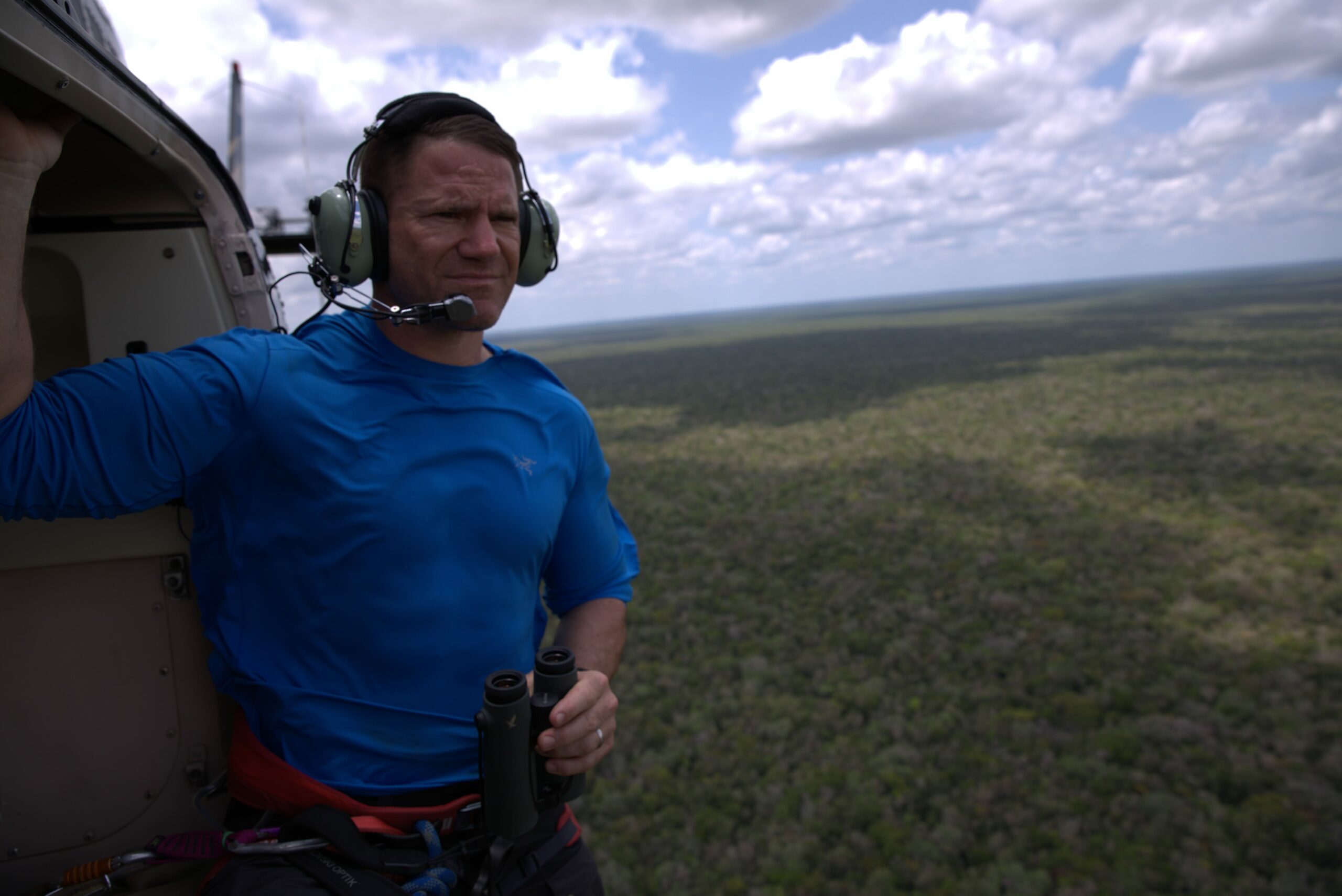 Steve Backshall flies across the Mexican landscape in a helicopter-min