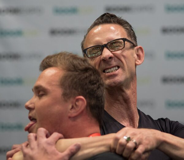 Chuck Palahniuk posing with a fan