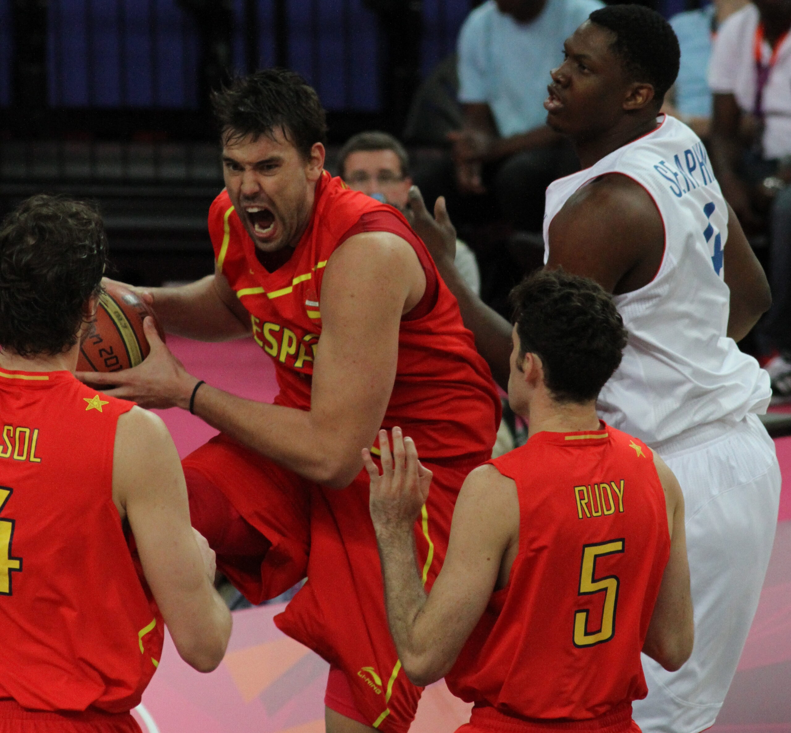 Marc_Gasol_brings_down_rebound_vs_Kevin_Seraphin