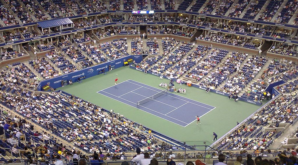 US_Open_2007,_Maria_Sharapova_serving