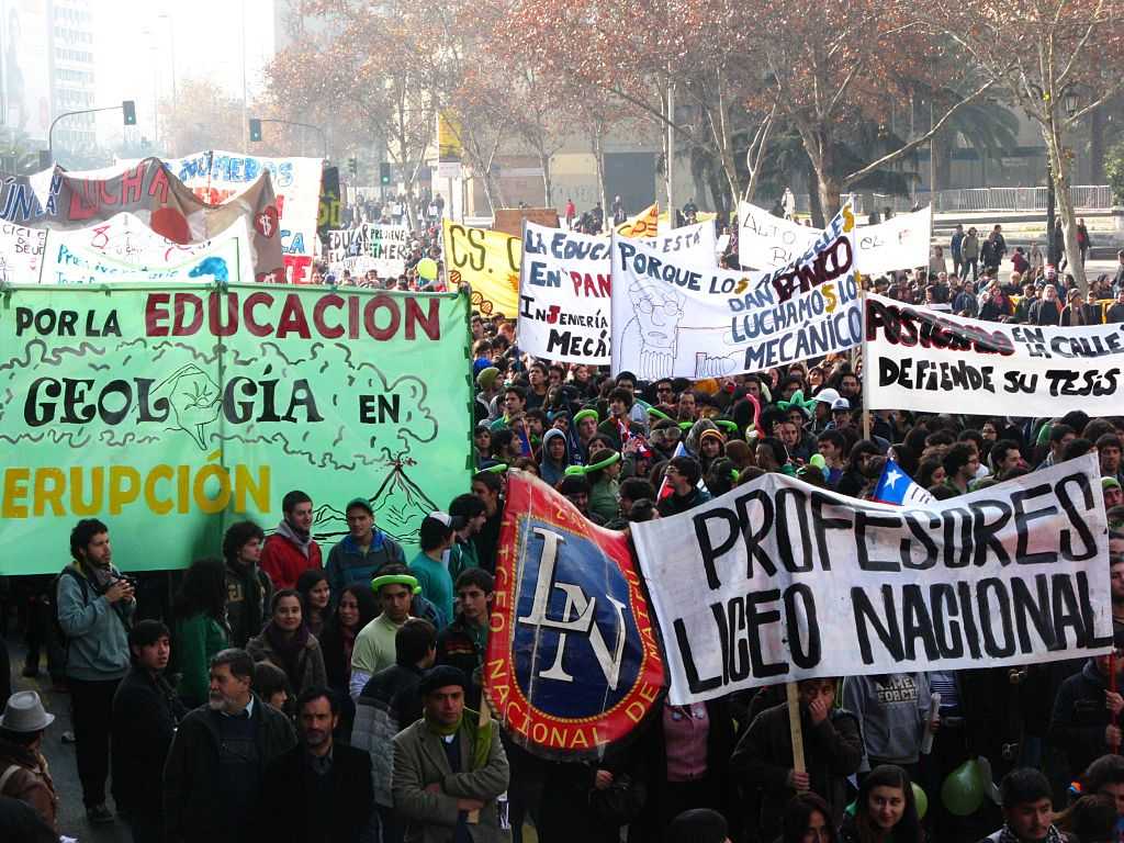 1024px-Marcha_estudiantes_Chile