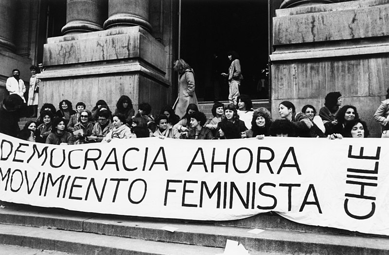 Feministas_en_lucha_anti_Pinochet_(de_Kena_Lorenzini)