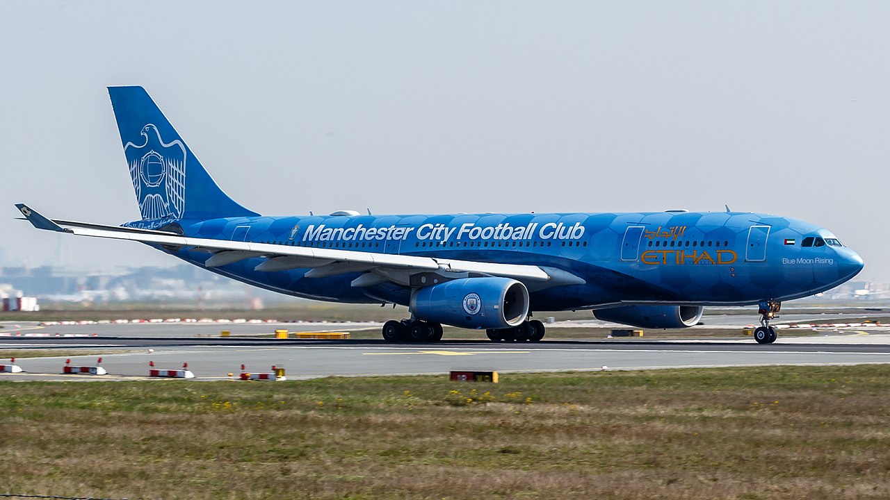 1280px-Etihad_Airways_(Manchester_City_FC_livery)_Airbus_A330-200_(A6-EYE)_at_Frankfurt_Airport
