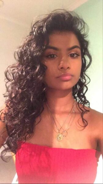 Nikytta showing off her curls 