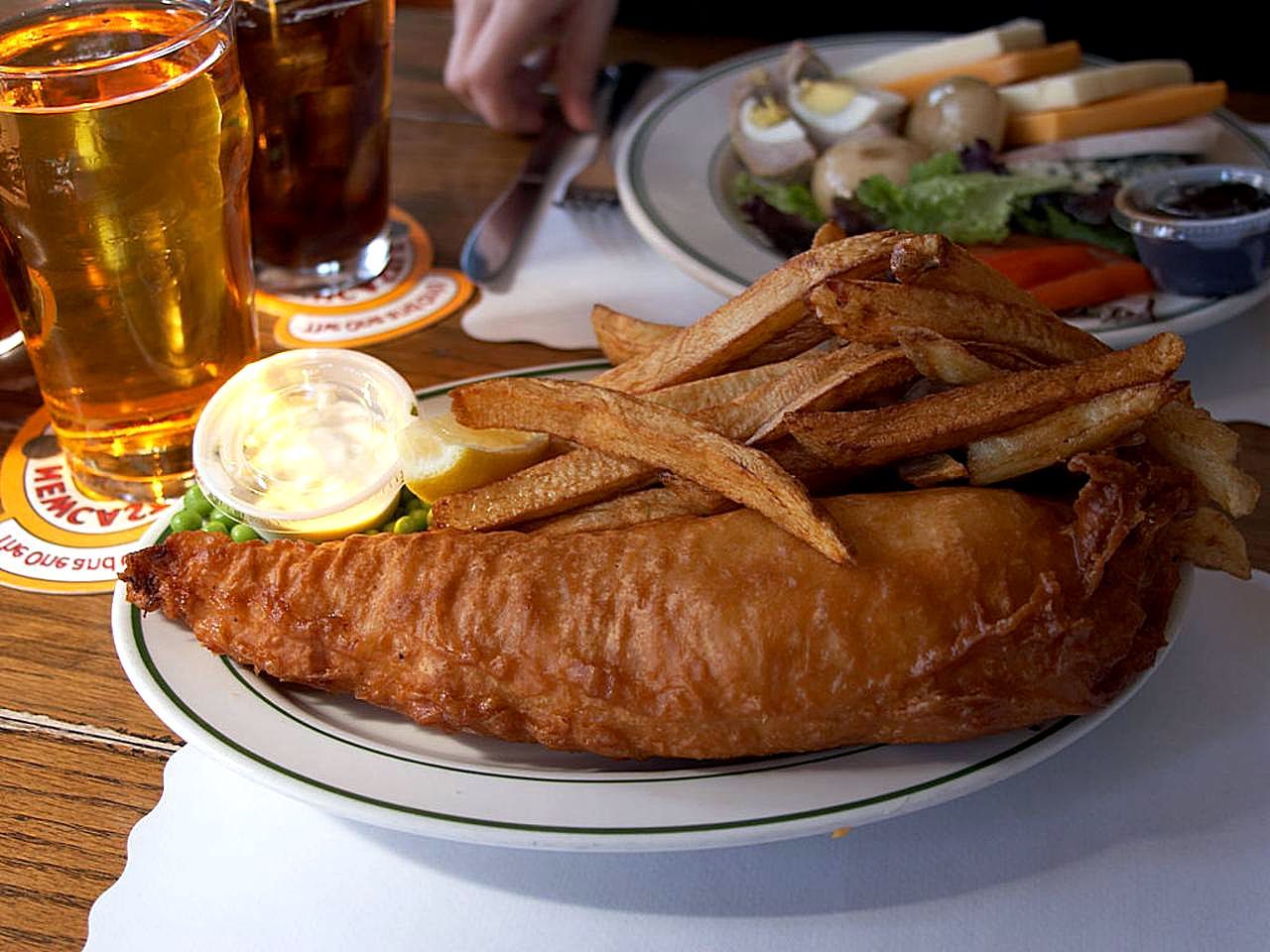 Fish_and_chips_with_a_pint_of_cider