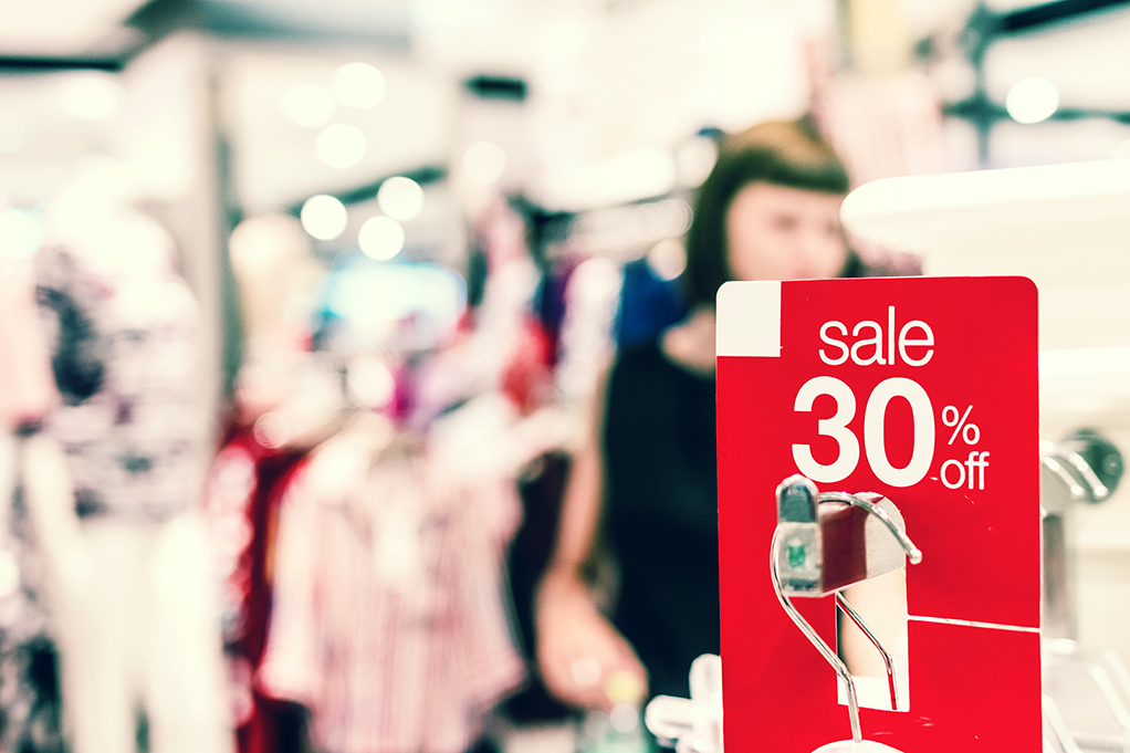 Clothing rail for sale sign Photo: Artem Beliaikin @ Unsplash