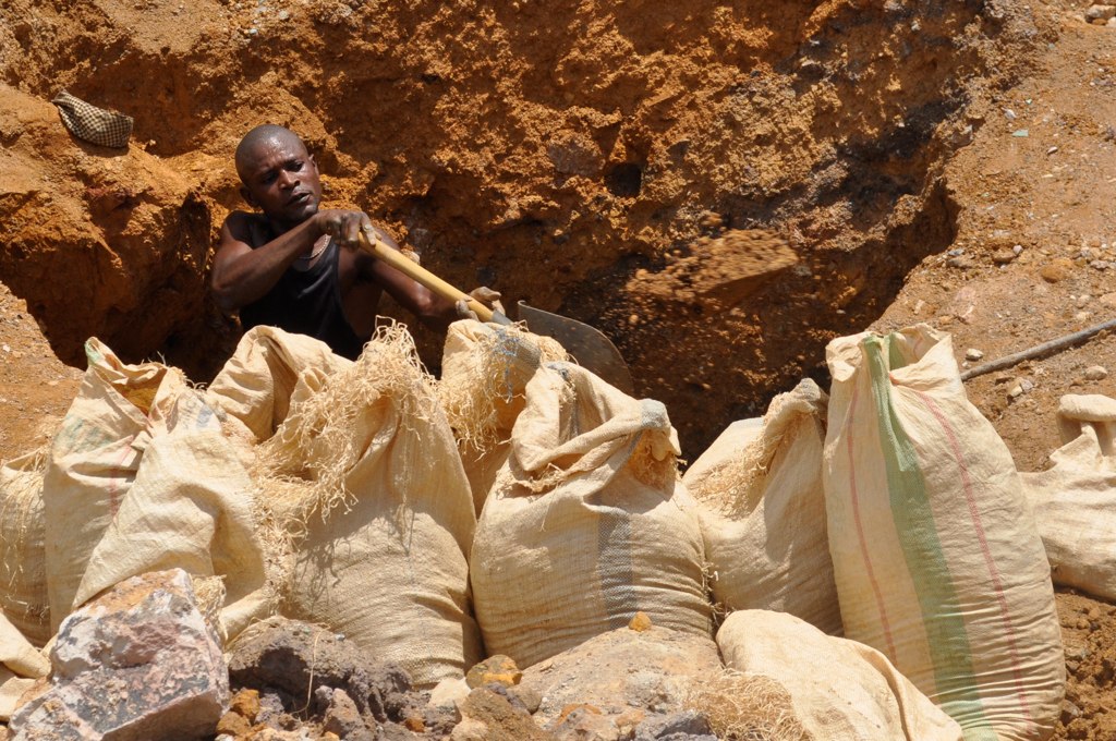 Creuseur digging for copper
