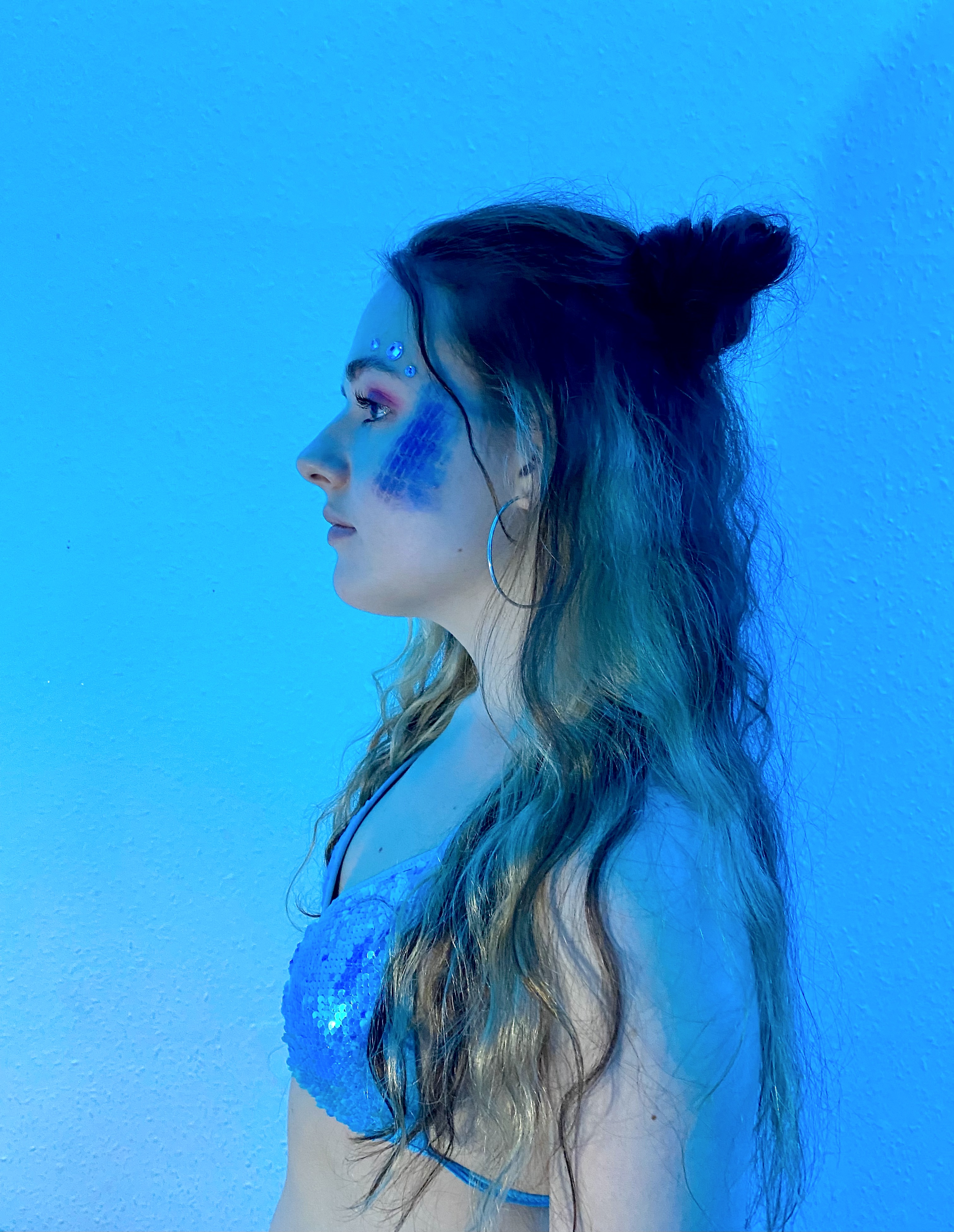 Mermaid costume for Halloween, glittery makeup and sequin swimsuit 