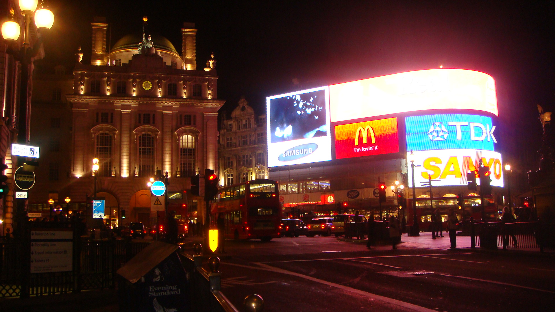 Soho_by_Night_-_panoramio