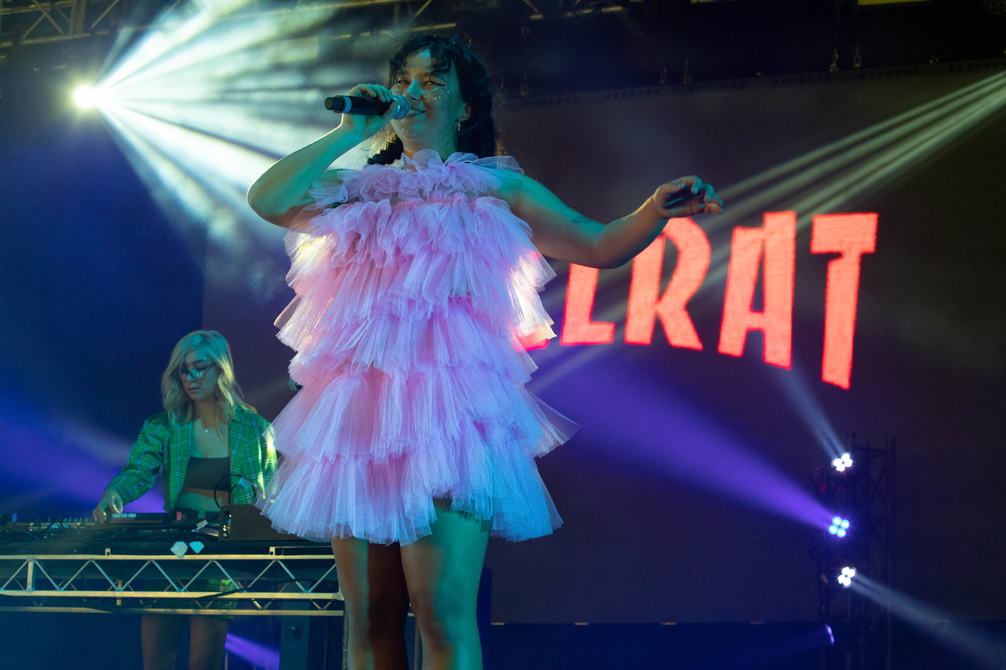 Mallrat and DJ Denim performing live