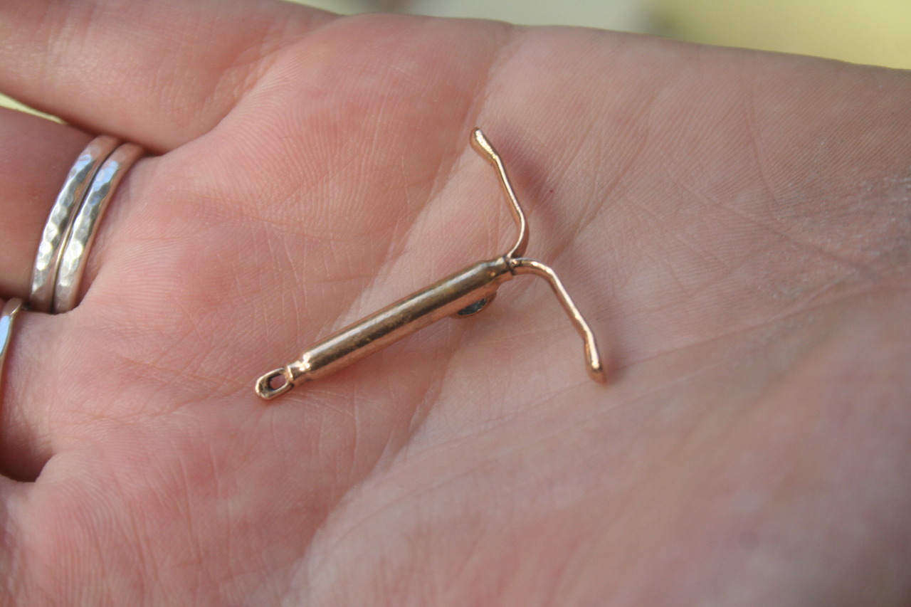 IUD: Sarah Mirk @ Wikimedia Commons