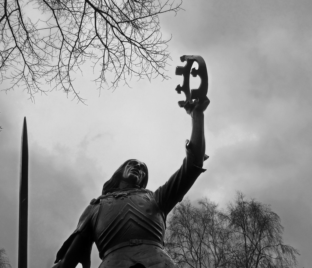 black and white picture of Richard III statue holding a crown