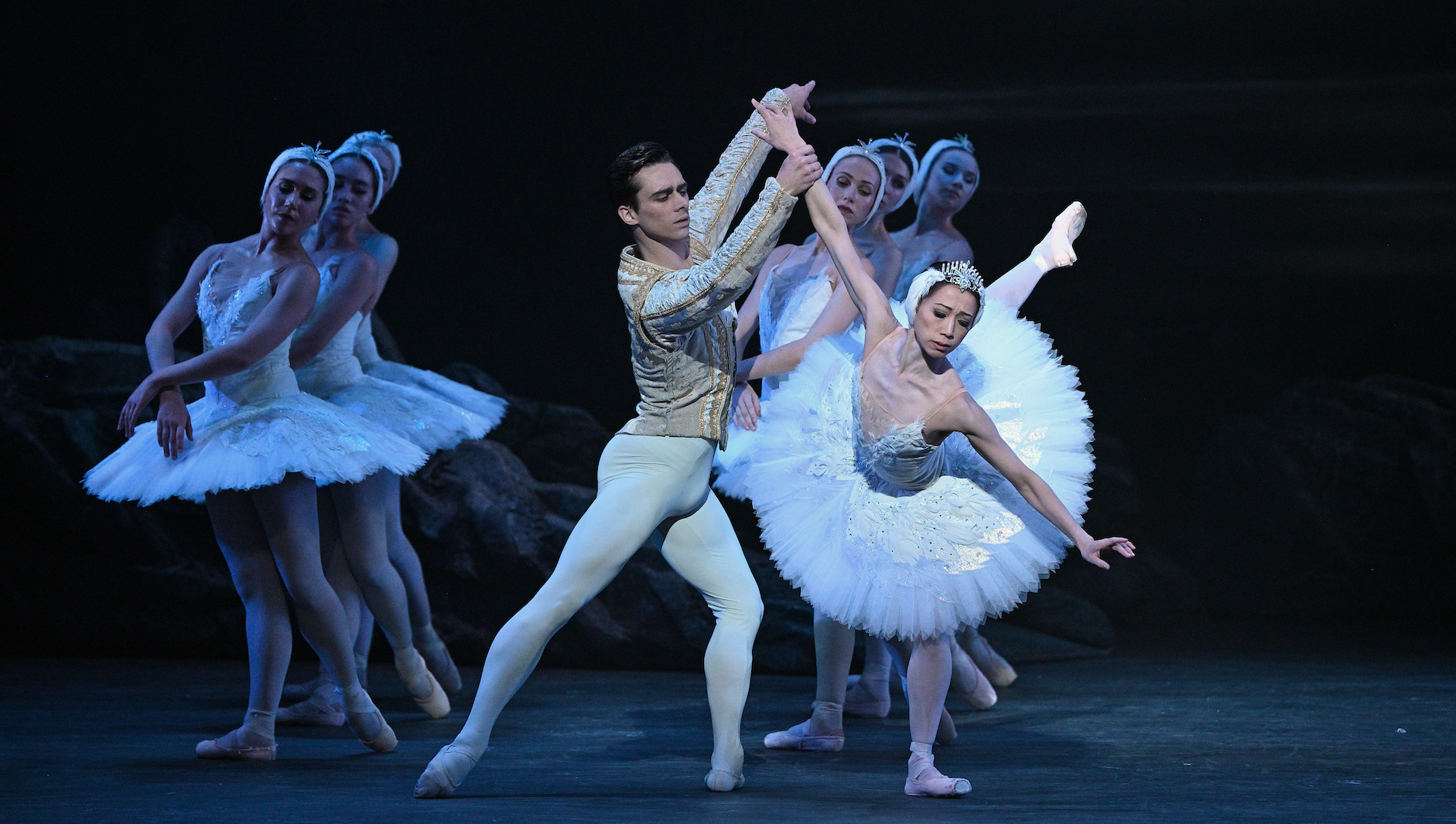 Francesco Gabriele Frola & Erina Takahashi in Swan Lake (c) Laurent Liotardo.jpg