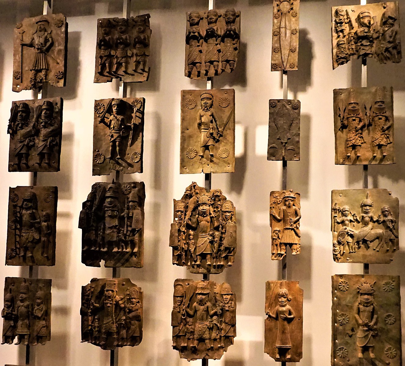 1325px Benin Bronzes British Museum Joy Of Museums (cropped)