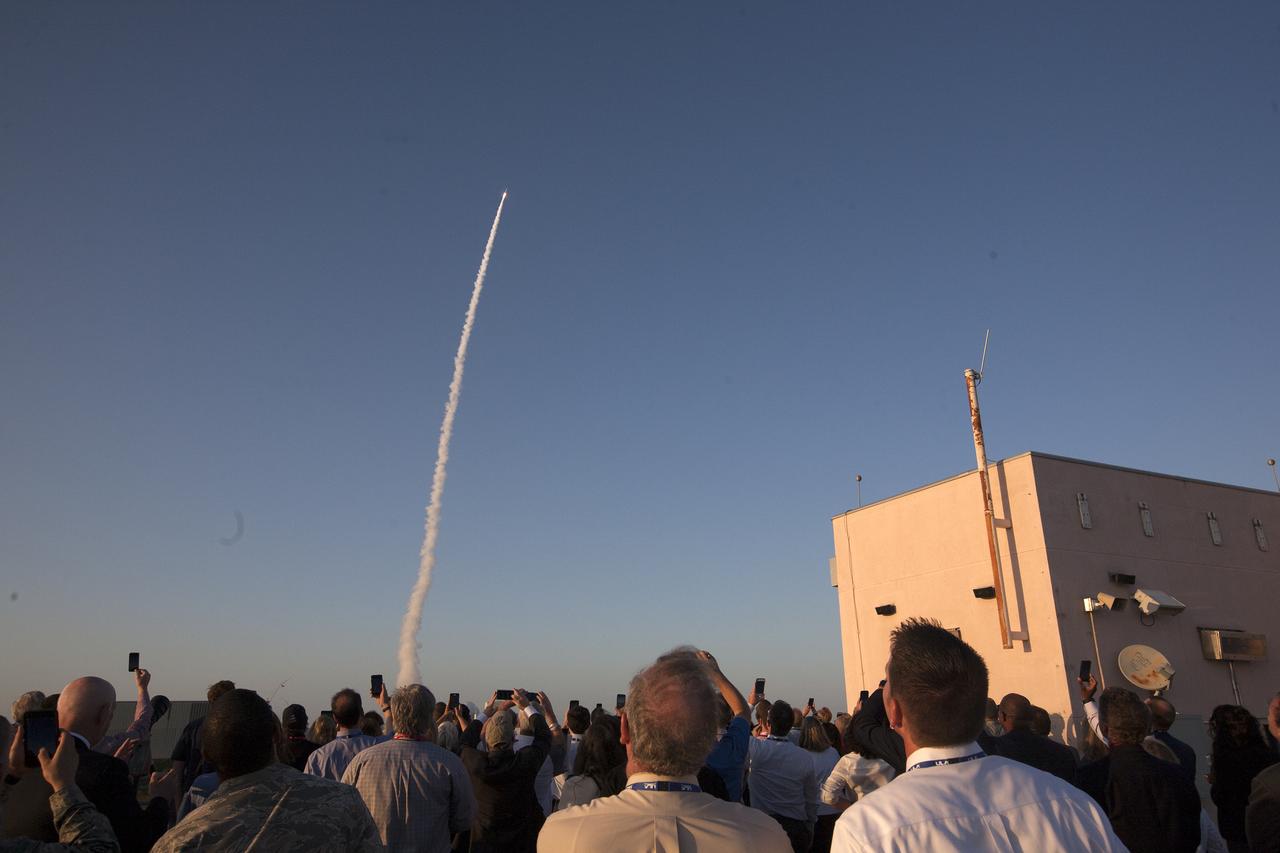 OSIRIS-REx lift off crowd