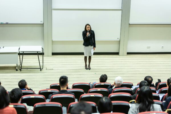 Photo of a lecture in process - Free lectures can be excellent resources for students
