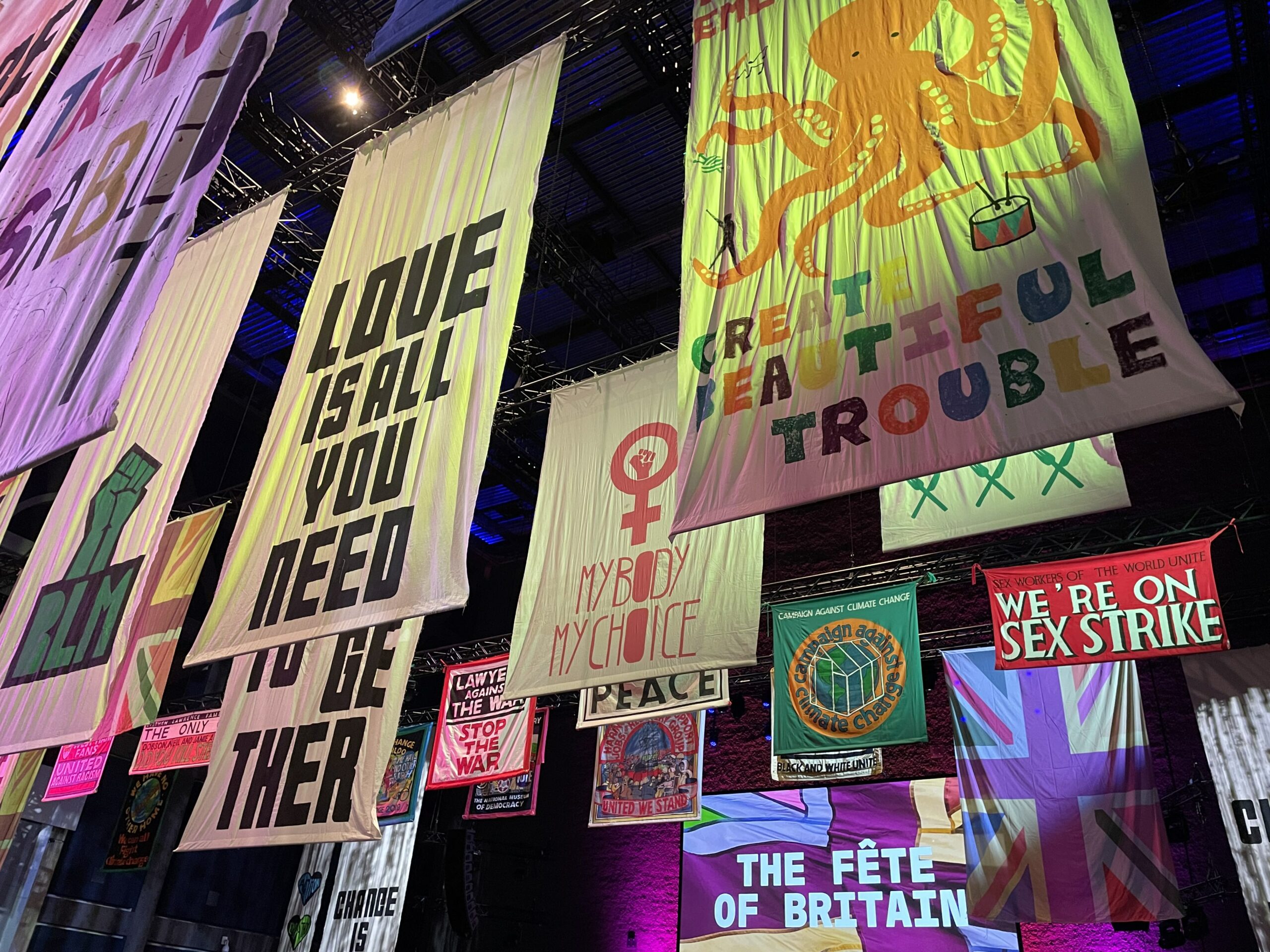Live_at_The_Fete_of_Britain_banners