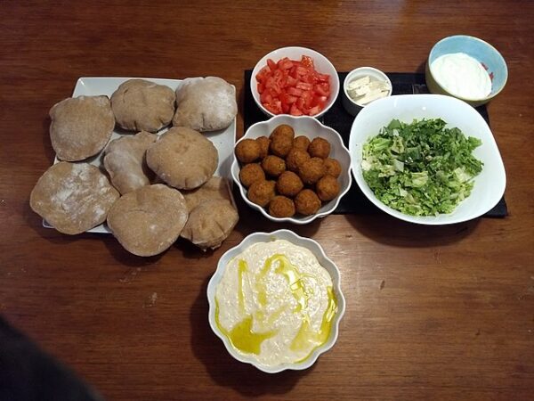 640px-Falafel_dinner