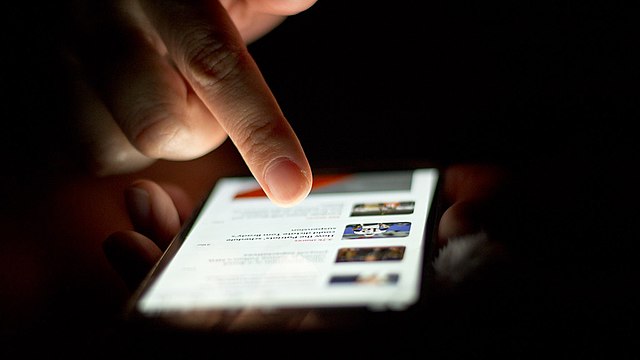 Scrolling_on_phone