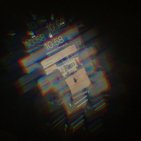 Phone_Screen_Under_Diffraction_Lense
