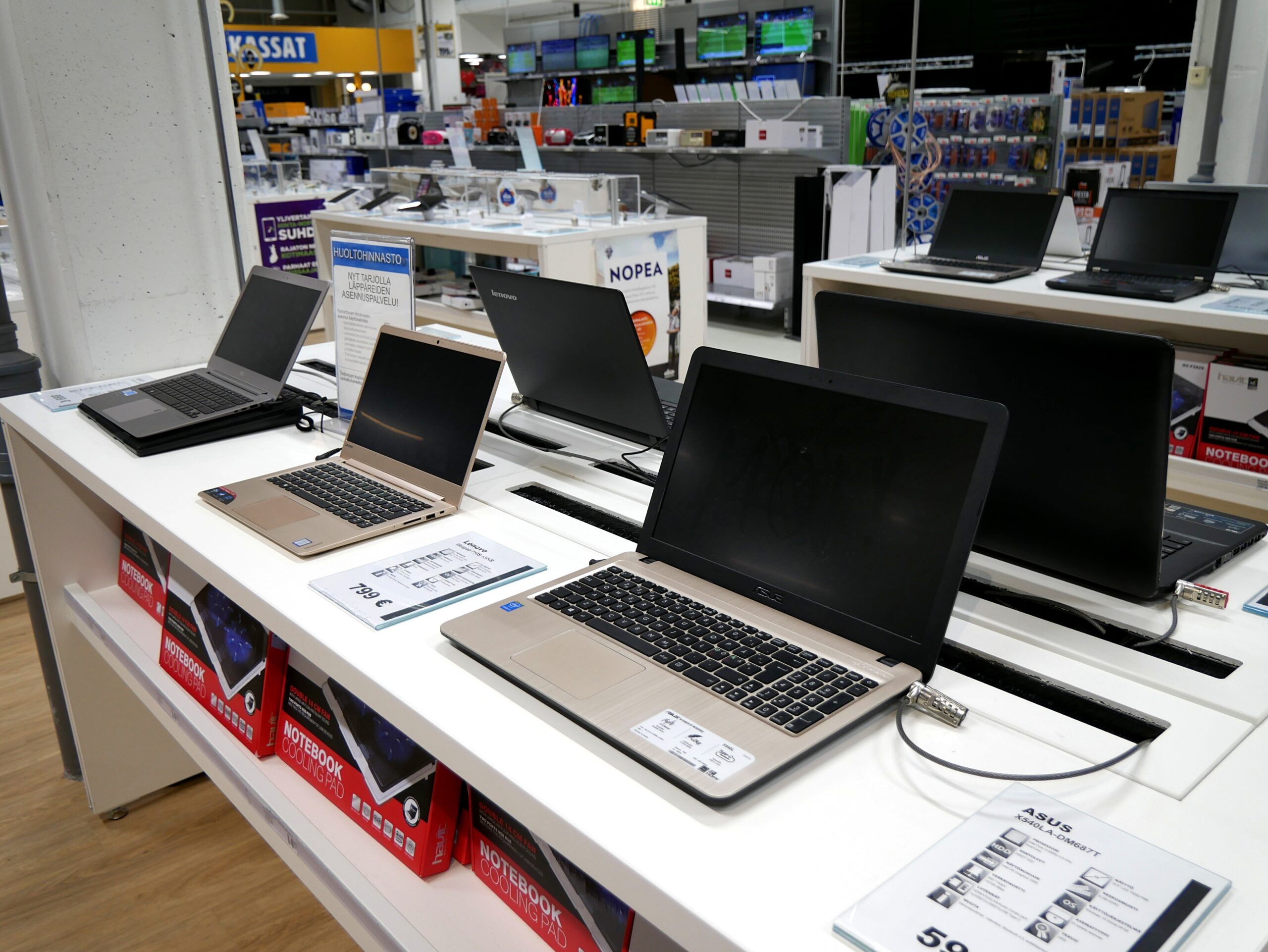 Laptops in store 20170514