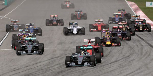2015_Malaysian_GP_opening_lap