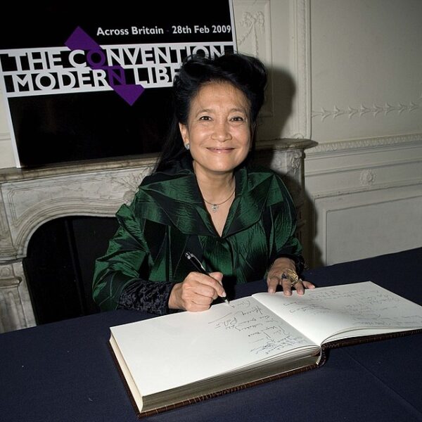 Jung Chang signs to pledge support to the Convention for Modern Liberty. 