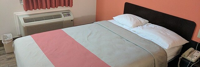 Bed_in_hotel_room_4
