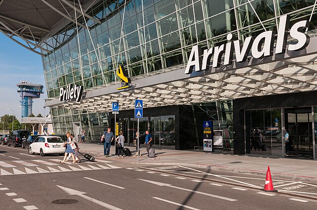 17-05-30-M_R_Štefánik_Airport-_RR71498
