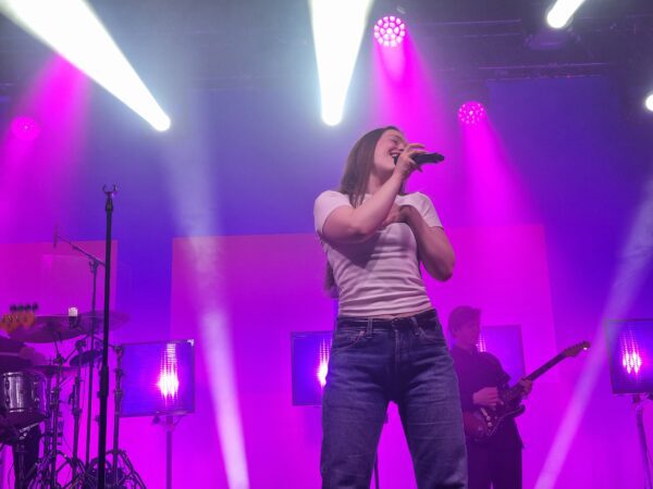 Sigrid singing