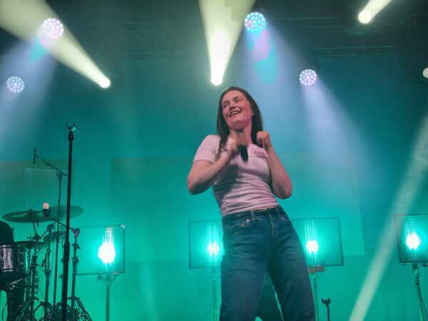Sigrid singing