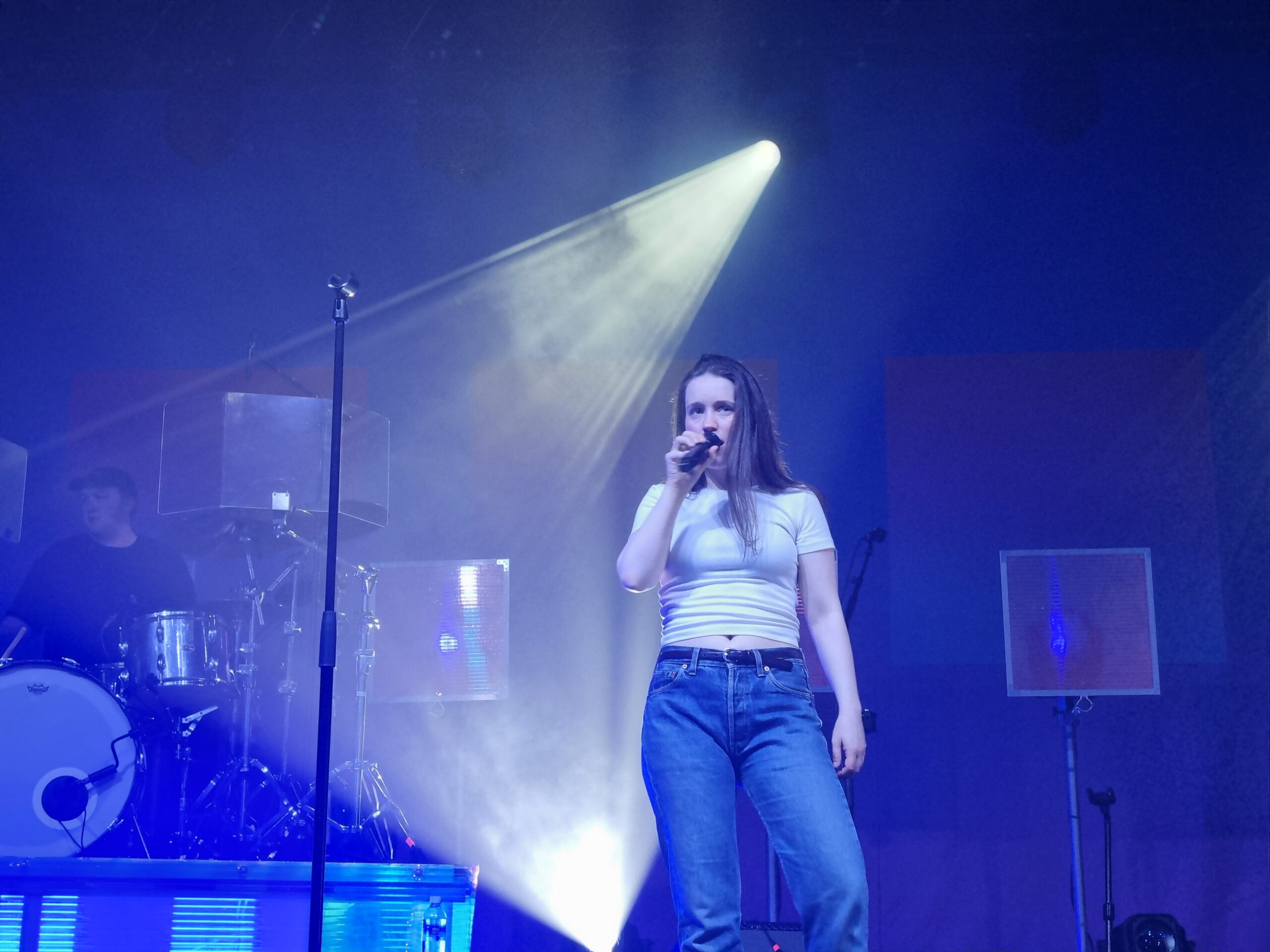 Sigrid singing