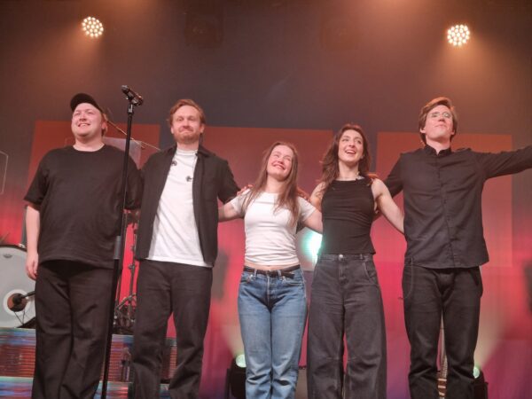 Sigrid bowing with her band at the end of the concert
