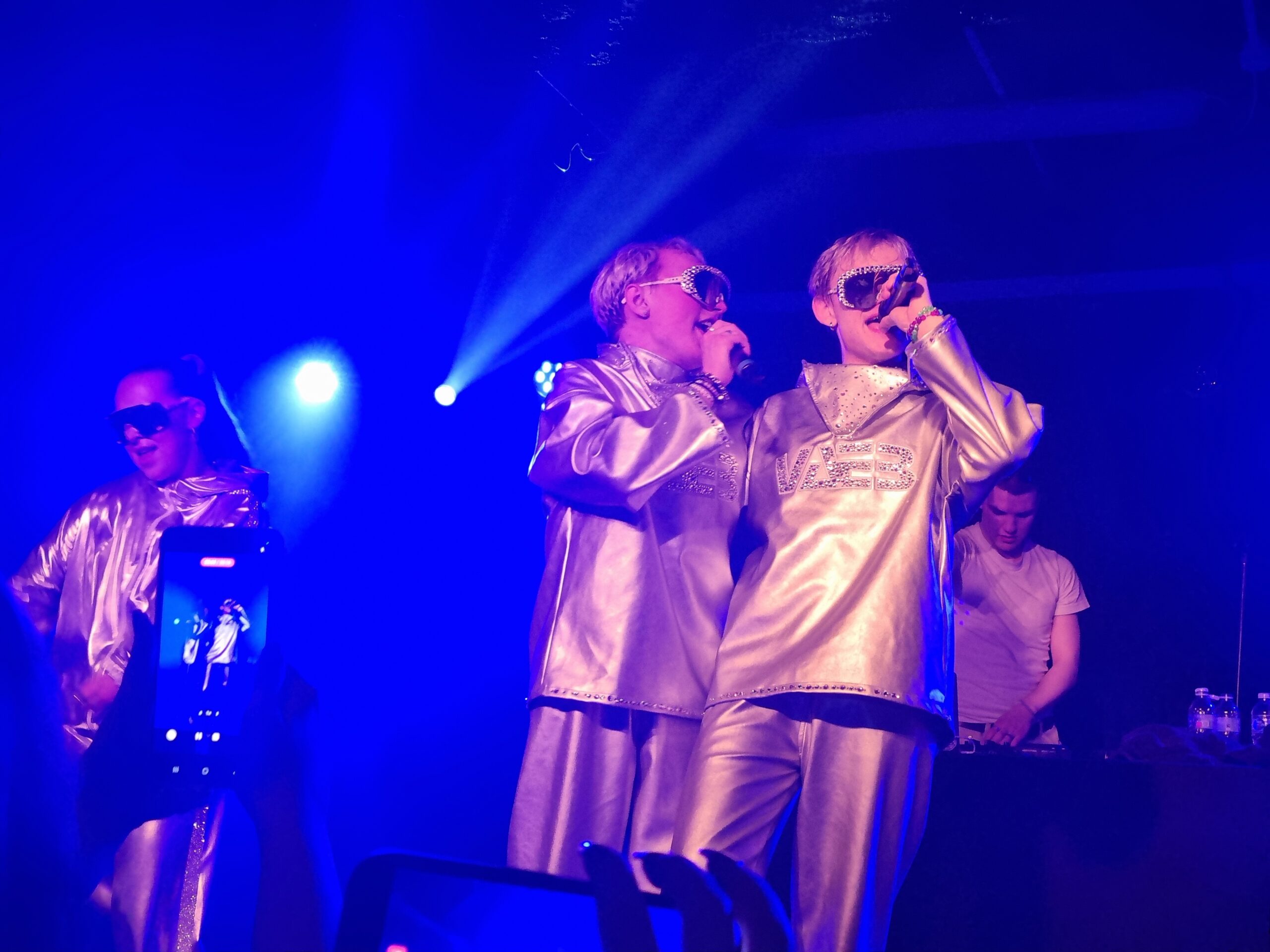 VÆB singing at Academy 3