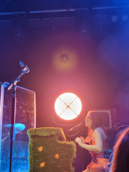 Alice Merton playing piano at the beginning of her set