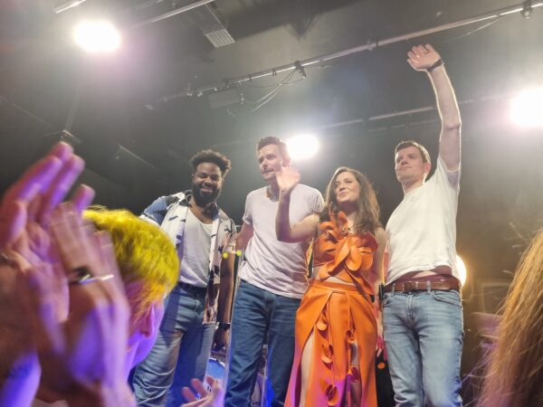 Alice Merton and her band at the end of her show